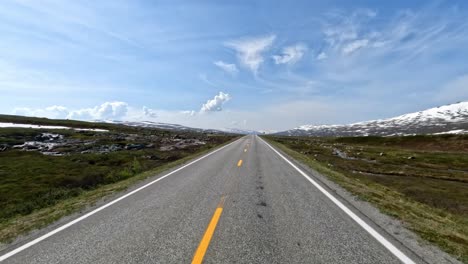 Conduciendo-Un-Coche-Por-Una-Carretera-De-Noruega-Al-Amanecer.-Conducción-Desde-El-Punto-De-Vista