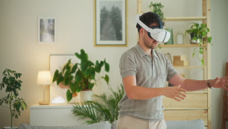 Mann-Nutzt-Aufgeregt-VR-Brille