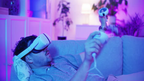 Mann-Nutzt-VR-Zum-Spielen
