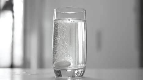 Effervescent-aspirin-pill-in-a-glass-of-wate.-Soluble-tablet-shot-on-super-slow-motion-camera-1000-fps.