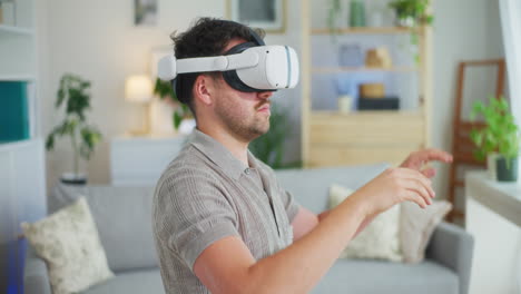 Mann-Bewundert-KI-In-VR-Brille