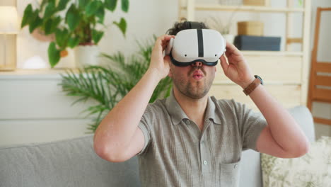 El-Hombre-Se-Pone-Gafas-De-Realidad-Virtual.