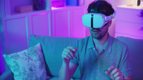 Mann-Nutzt-KI-In-Virtual-Reality-Brille