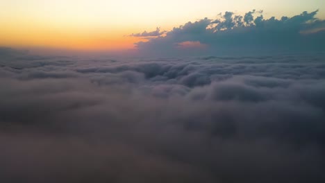 Volando-Sobre-Las-Nubes-Con-El-Sol-Tardío.-Fondo-De-Cielo-Colorido-Amanecer-O-Atardecer.