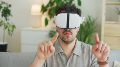 Mann-Erlebt-Virtuelle-Realität