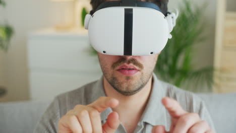 Mann-Nutzt-VR-Brille-Für-Geschäftliche-Zwecke