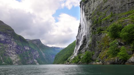 Geiranger-Fjord,-Wasserfall-Sieben-Schwestern.-Schöne-Natur-Norwegen-Naturlandschaft.
