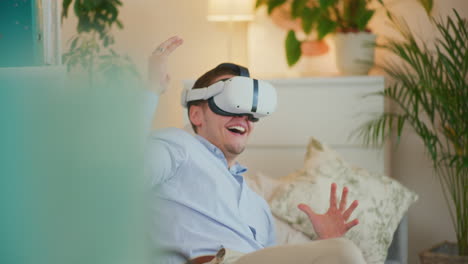 Verängstigter-Mann-In-VR
