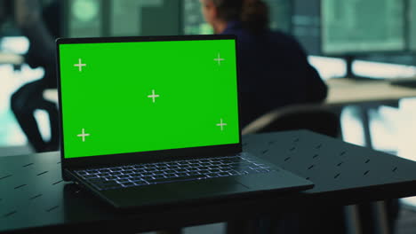 Laptop-showing-green-screen-in-a-governmental-high-tech-office