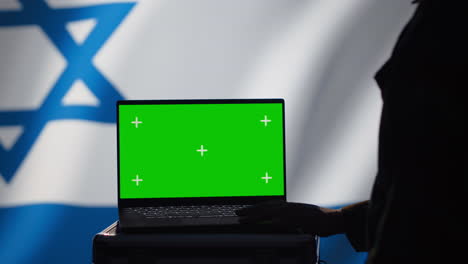 Agent-Der-Israelischen-Geheimpolizei-Nutzt-Massenpropaganda-Tools-Auf-Einem-Greenscreen-Laptop