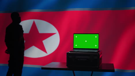 Nordkoreanischer-Geheimagent-Nutzt-Propagandamittel-Auf-Einem-Laptop-Mit-Grünem-Bildschirm