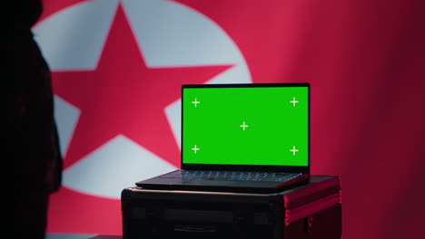 Nordkoreanischer-Geheimagent-Nutzt-Propagandamittel-Auf-Einem-Laptop-Mit-Grünem-Bildschirm