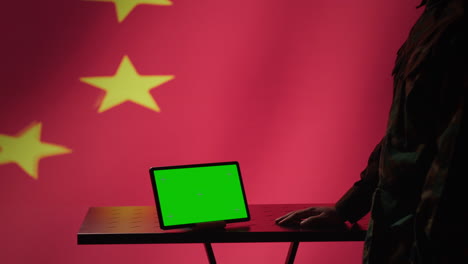Mitarbeiter-Des-Chinesischen-Geheimdienstes-Nutzen-Greenscreen-Tablet-Für-Propaganda