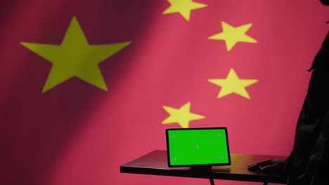Mitarbeiter-Des-Chinesischen-Geheimdienstes-Nutzen-Greenscreen-Tablet-Für-Propaganda