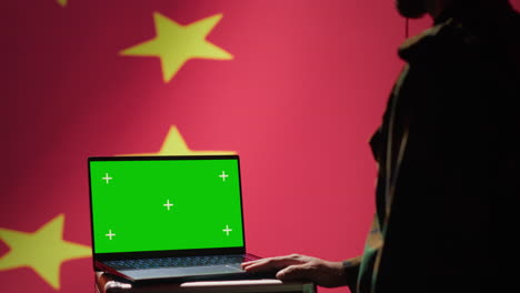 Chinesischer-Geheimdienstagent-Nutzt-Massenpropaganda-Tools-Auf-Chroma-Key-Laptop