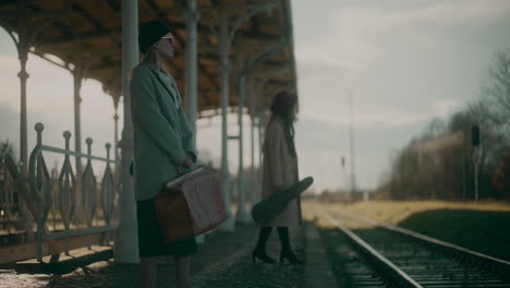 Mujeres-Esperando-Un-Tren