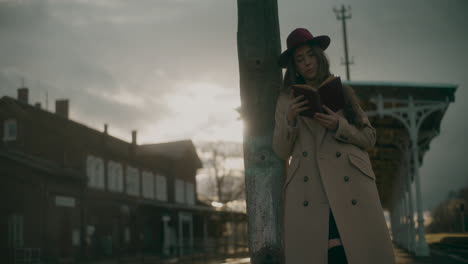 Woman-In-Hat-Reading-Outdoors