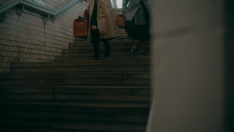 Frauen-Gehen-Die-Treppe-Hinunter