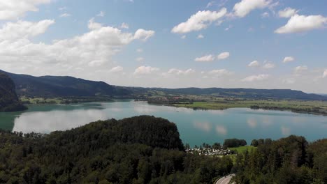 Eine-Drohnenaufnahme-Eines-Sees-Am-Wald-In-Deutschland