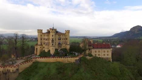 Eine-Drohnenaufnahme-Einer-Burg-Auf-Einem-Hügel