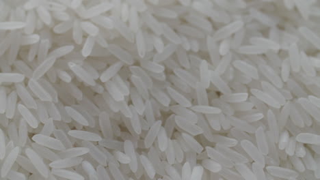 Makroaufnahme-Von-Weißen-Reiskörnern,-Die-In-Zeitlupe-Geschaufelt-Werden