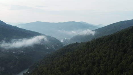 Vuelo-Lento-Sobre-Montañas-Verdes-Y-Nubes-Bajas-En-Las-Montañas-Balcánicas