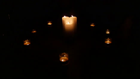 Ein-Kreis-Aus-Kerzen-Im-Dunkeln