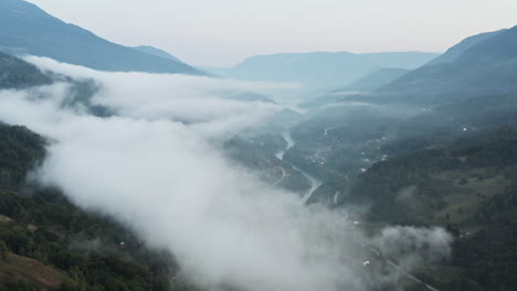 Erstaunliche-Enthüllung-Beim-Fliegen-In-Den-Wolken-Des-Balkangebirges