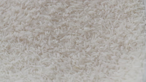 Makroaufnahme-Von-Weißem-Reis,-über-Den-Noch-Mehr-Weißer-Reis-Gemischt-Wird