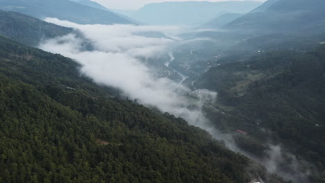 Erstaunliche-Landschaft-Mit-Niedrigen-Wolken-Und-Flusslauf-Im-Balkangebirge