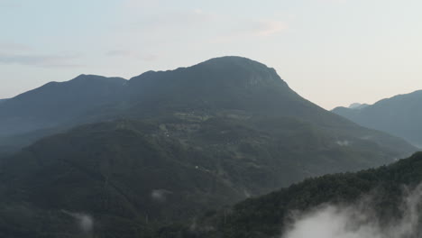Wunderschöne-Berge,-Hügel-Mit-Niedrigen-Wolken-Auf-Dem-Balkan