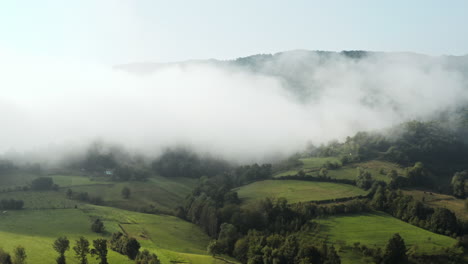 Fliegen-über-Wunderschöne-Hügel-Und-Ackerland-Mit-Niedrigem-Nebel-Zu-Magischen-Stunden-Auf-Dem-Balkan