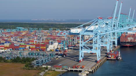 Luftvideo-Vom-Hafenbetrieb-An-Einem-Containerschiffsterminal