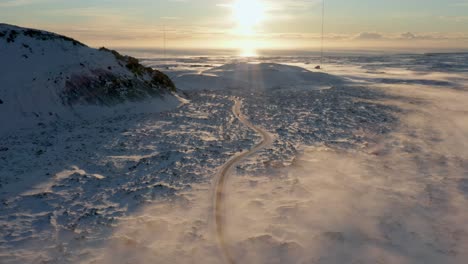 Sol-De-Mediodía-Islandés-Brillante-Con-Niebla-Ligera-Durante-El-Invierno-Cerca-De-Grindavik