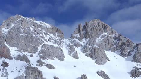 Wunderschöne-Drohnenaufnahme-Der-Verschneiten-Italienischen-Bergkette-Bei-Sonnigem-Wetter-Mit-Blauem-Himmel