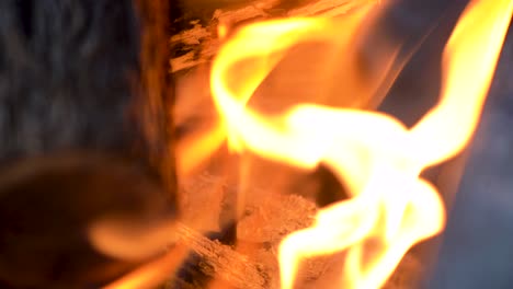Lagerfeuer,-Brennende-Flammen-Und-Holz