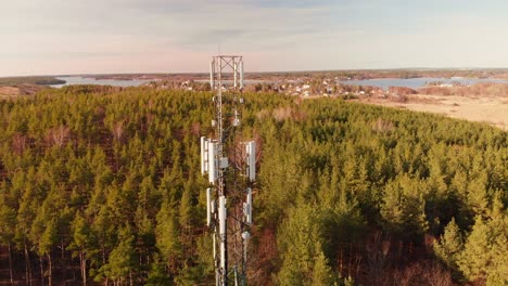 Torre-De-Telefonía-Móvil-En-Zona-Rural-Con-árboles