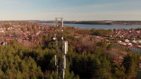 Torre-De-Telefonía-Móvil-4g-Cerca-De-Zona-Residencial-En-Suecia