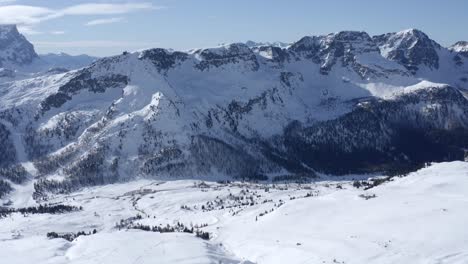 Panorama-Drohnenaufnahme-Der-Wunderschönen-Verschneiten-Italienischen-Bergkette-Bei-Sonnigem-Wetter-Mit-Blauem-Himmel-Und-Einigen-Wolken