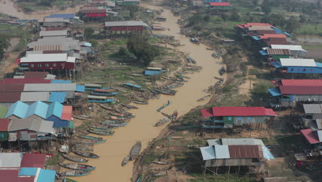 Aerial-of-Village-on-stilts-and-many-boats-along-Tonle-Sap-river