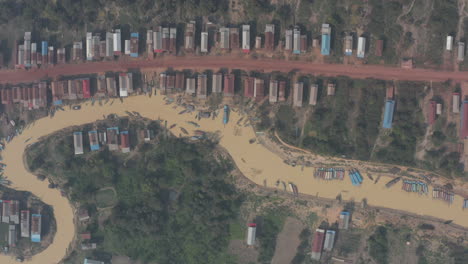 Luftaufnahme-Eines-Dorfes-Auf-Stelzen-Entlang-Des-Tonle-Sap-In-Kambodscha