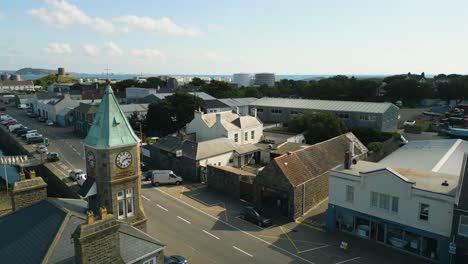 Drohnenflug-Mit-Clock-Tower-St.-Sampson&#39;s-Harbour-Guernsey-Mit-Blick-über-Die-Südseite-Und-Auf-Das-Meer-Mit-Herm-Und-Jethou-In-Der-Ferne-An-Einem-Sonnigen-Tag