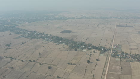 Hohe-Luftaufnahme-Vieler-Trockener-Felder-In-Kambodscha