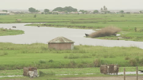 Fluss-Und-Moschee-Im-Hintergrund-In-Benin,-Afrika,-Am-Nokoue-See