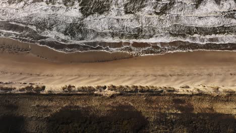 Eine-Luftaufnahme-Der-Sanddünen-Und-Des-Wassenaar-Strands-In-Der-Provinz-Südholland-Von-Oben-Nach-Unten