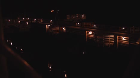 Nachtaufnahme-In-Zeitlupe-Eines-Mit-Lichtern-Gefüllten-Docks