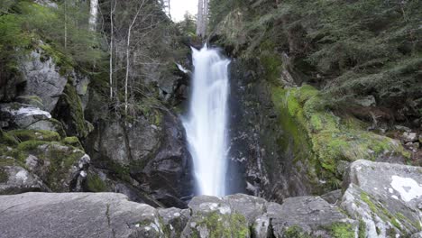 Zeitraffer-Des-Wasserfalls-Von-Tendon-In-Den-Vogesen,-Frankreich