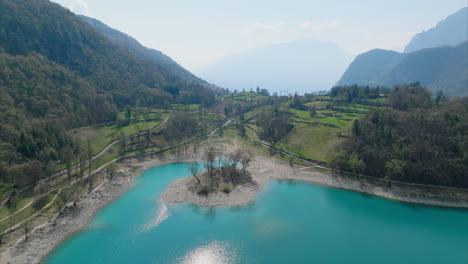 Hermoso-Lago-Azul-Turquesa-En-Tenno-Trentino-Alto-Adige-Lombardia