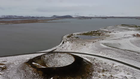 Luftaufnahme:-Rückwärtsaufnahme-Von-Pseudokratern-In-Skutustadagigar-Und-Dem-Vulkan-Hverfjall-In-Island