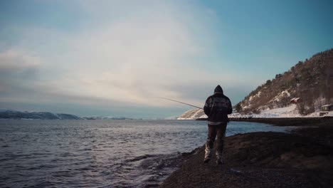 Un-Hombre-Está-Pescando-En-Trondheimsfjorden-Durante-El-Amanecer-En-El-Condado-De-Trøndelag,-Noruega